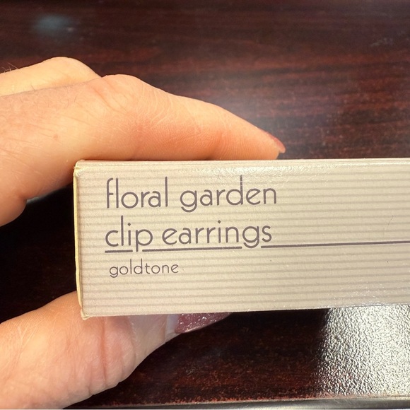 Avon vintage “Floral Garden” goldtone clip Earrings NIB 1988 - Picture 3 of 5